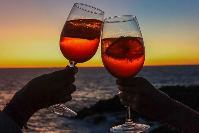 Brindis con el atardecer de fondo